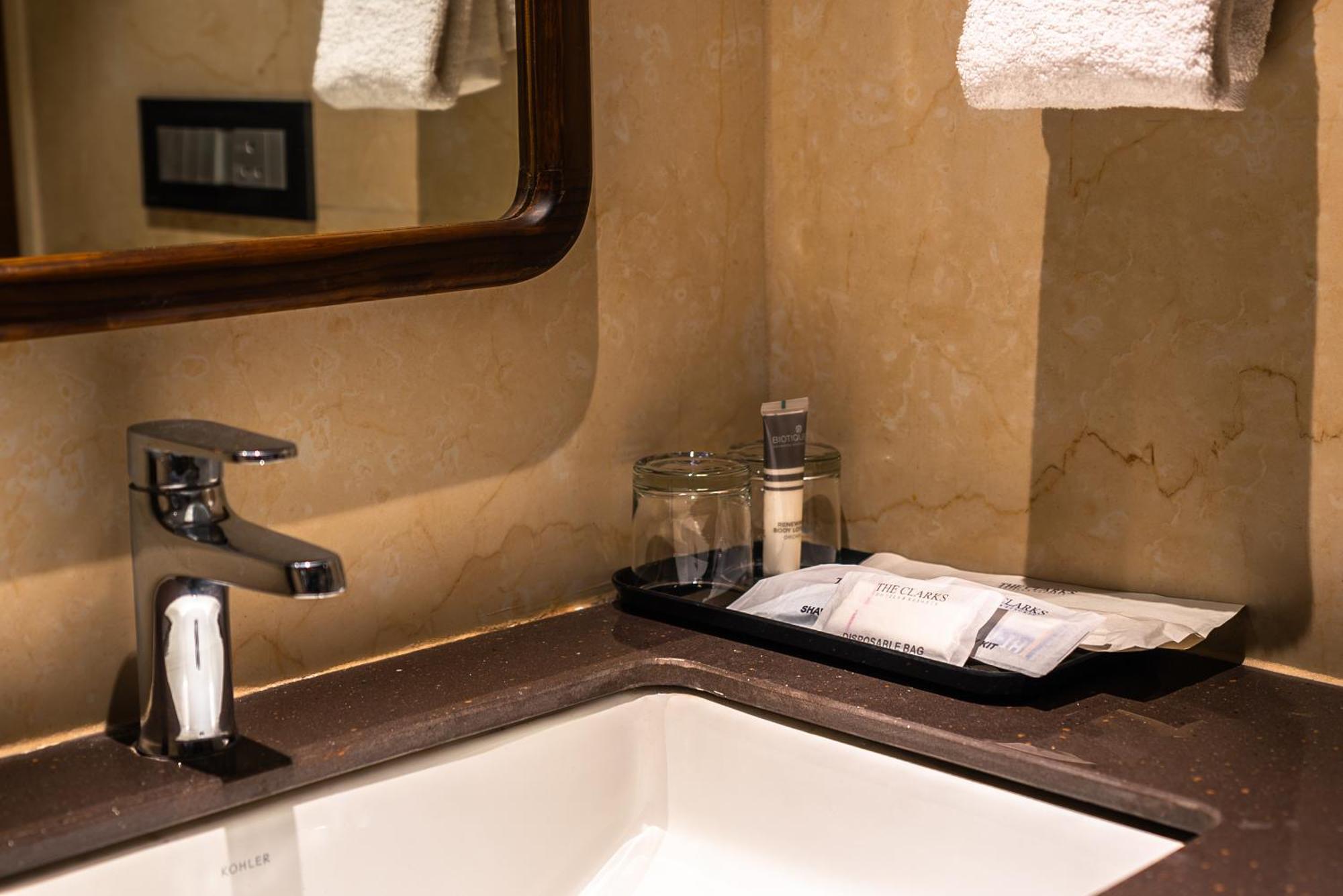 Clarks Inn Express, Рішикеш Екстер'єр фото